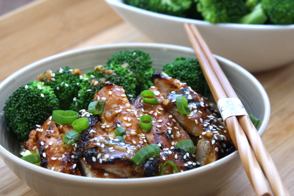 Asian Chicken Sriracha Bowl recipe- juicy chicken with blanched broccoli. Flavors of sesame, ginger and garlic with a hint of spice. This has become one of my favorite go to meals. 