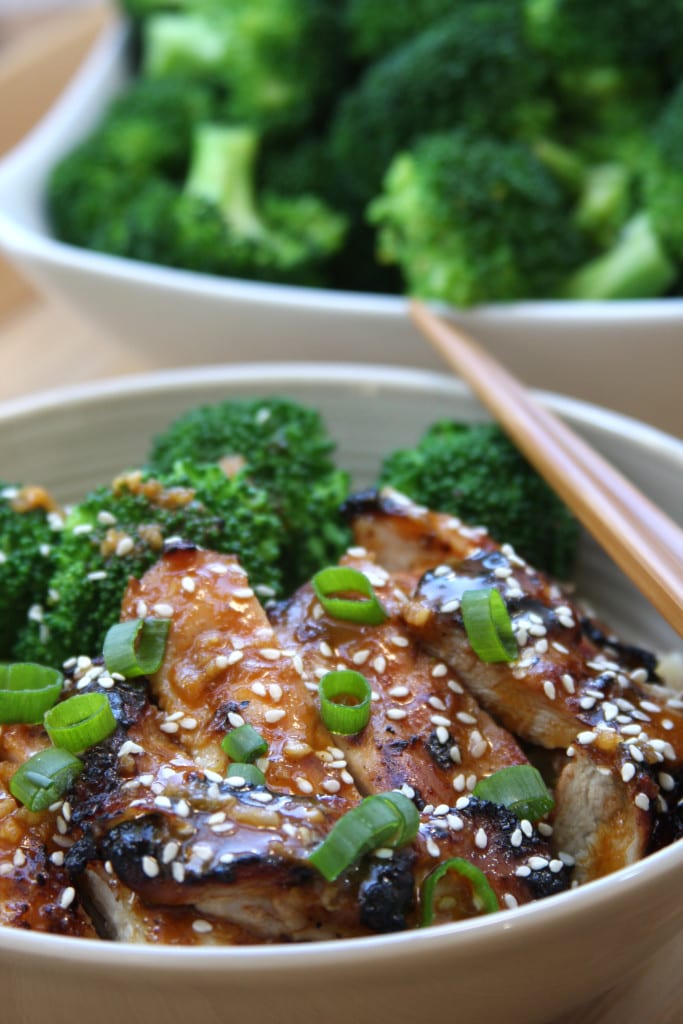 Asian Chicken Sriracha Bowl recipe - juicy chicken with blanched broccoli. Flavors of sesame, ginger and garlic with a hint of spice. I absolutely love these flavors.