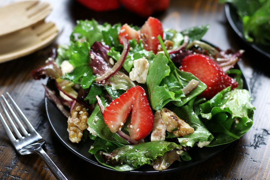 Green Salad with Strawberries, walnuts and spring mix.