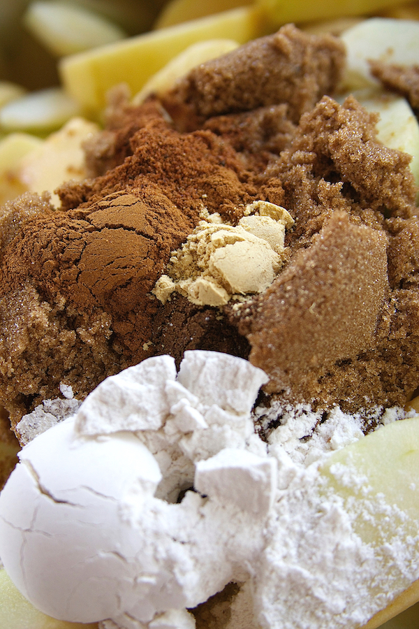 Cut apples in a bowl with the spices and flour.